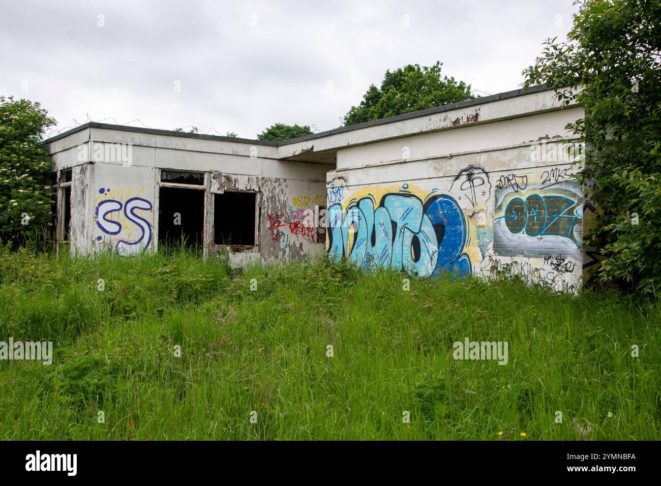 Yorkshire, Großbritannien: 31. Mai 2024 – das verlassene Castle College Sportgelände Umkleideräume steht vernachlässigt und mit Graffiti bedeckt Stockfoto