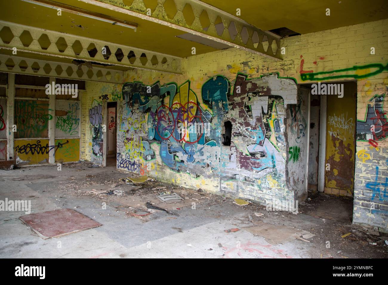 Yorkshire, Großbritannien: 31. Mai 2024 – das verlassene Castle College Sportgelände Umkleideräume steht vernachlässigt und mit Graffiti bedeckt Stockfoto