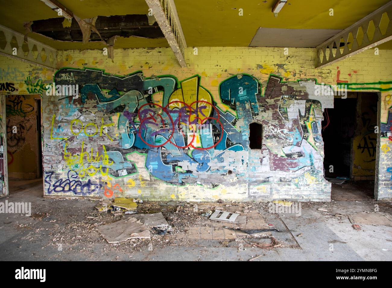 Yorkshire, Großbritannien: 31. Mai 2024 – das verlassene Castle College Sportgelände Umkleideräume steht vernachlässigt und mit Graffiti bedeckt Stockfoto