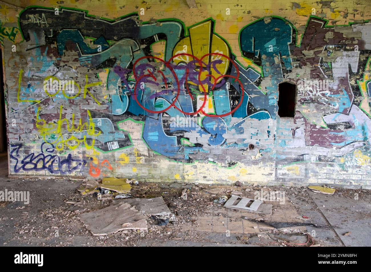 Yorkshire, Großbritannien: 31. Mai 2024 – das verlassene Castle College Sportgelände Umkleideräume steht vernachlässigt und mit Graffiti bedeckt Stockfoto