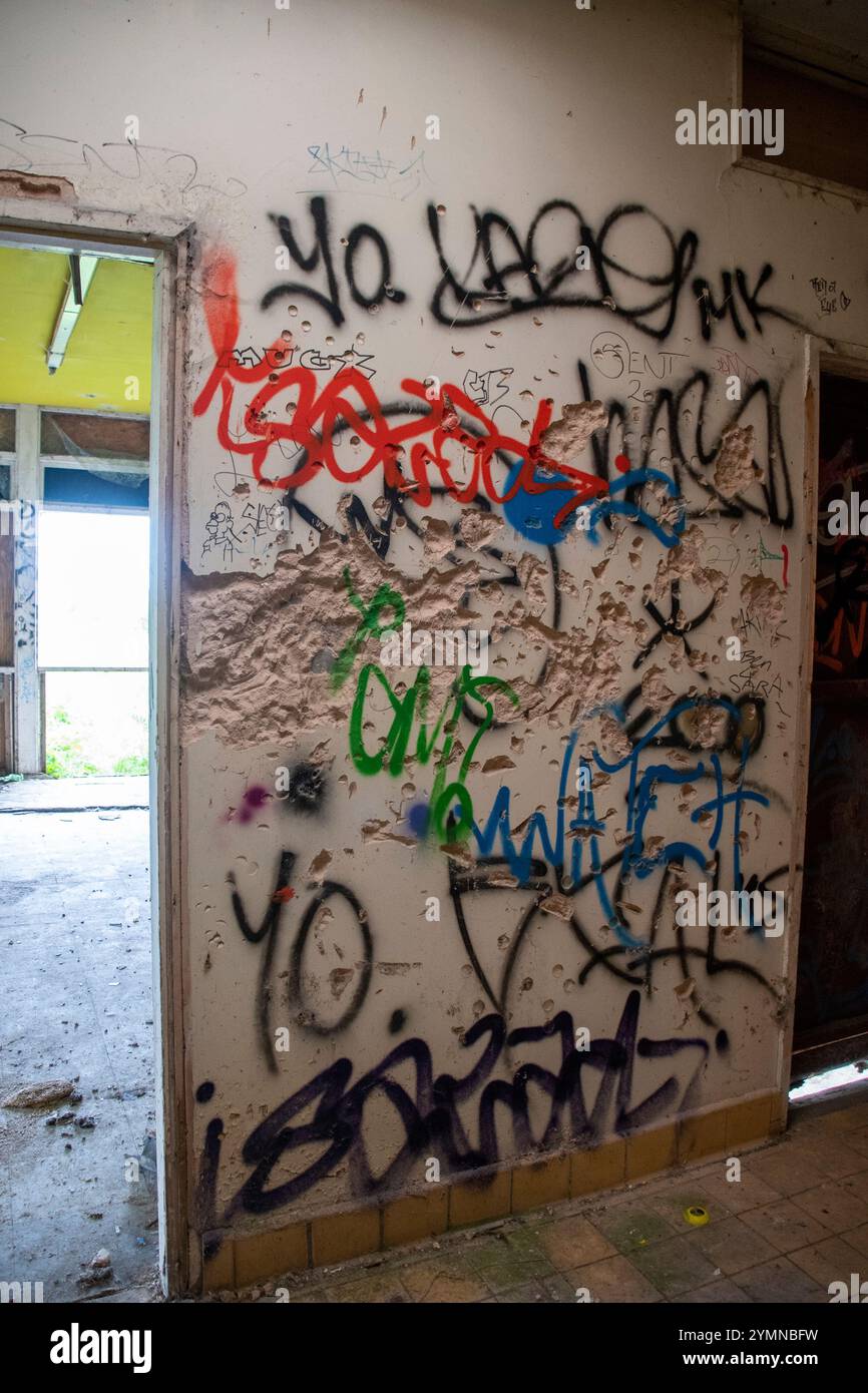 Yorkshire, Großbritannien: 31. Mai 2024 – das verlassene Castle College Sportgelände Umkleideräume steht vernachlässigt und mit Graffiti bedeckt Stockfoto
