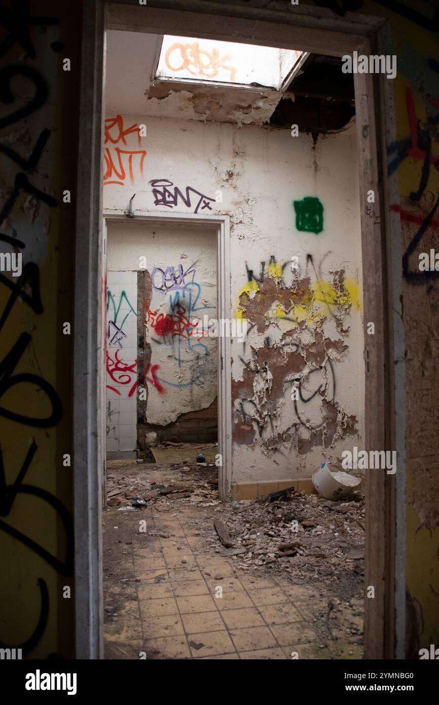 Yorkshire, Großbritannien: 31. Mai 2024 – das verlassene Castle College Sportgelände Umkleideräume steht vernachlässigt und mit Graffiti bedeckt Stockfoto