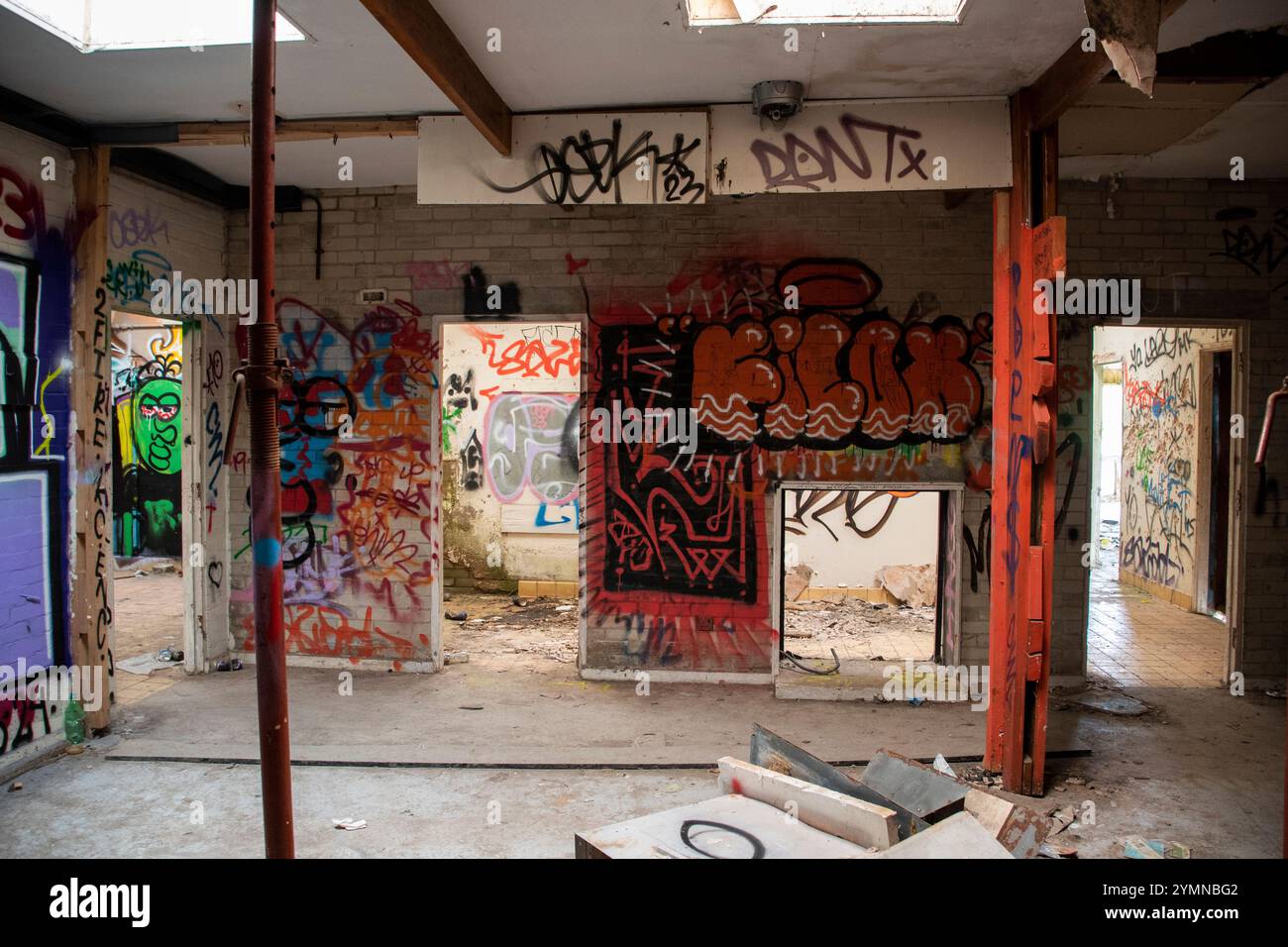 Yorkshire, Großbritannien: 31. Mai 2024 – das verlassene Castle College Sportgelände Umkleideräume steht vernachlässigt und mit Graffiti bedeckt Stockfoto