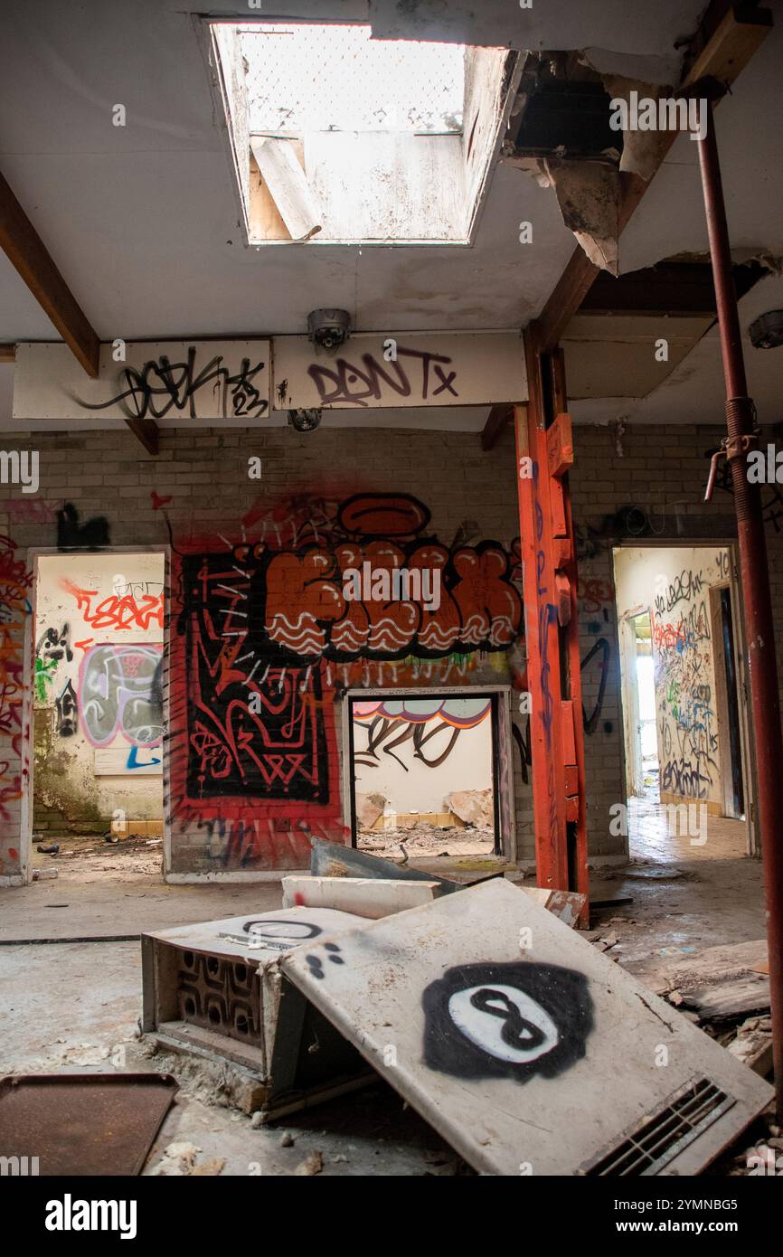 Yorkshire, Großbritannien: 31. Mai 2024 – das verlassene Castle College Sportgelände Umkleideräume steht vernachlässigt und mit Graffiti bedeckt Stockfoto