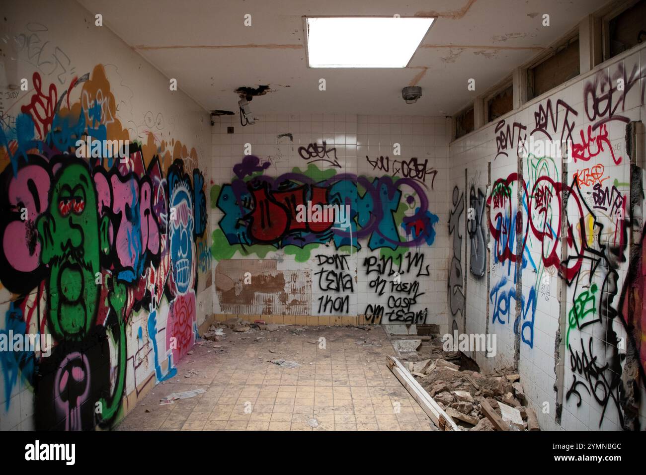 Yorkshire, Großbritannien: 31. Mai 2024 – das verlassene Castle College Sportgelände Umkleideräume steht vernachlässigt und mit Graffiti bedeckt Stockfoto