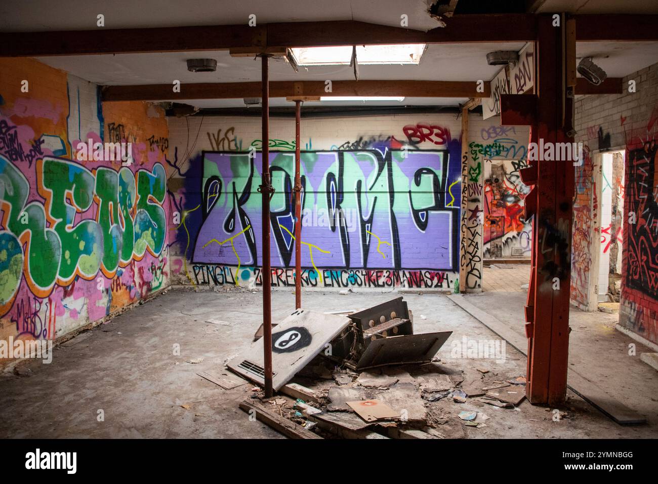 Yorkshire, Großbritannien: 31. Mai 2024 – das verlassene Castle College Sportgelände Umkleideräume steht vernachlässigt und mit Graffiti bedeckt Stockfoto
