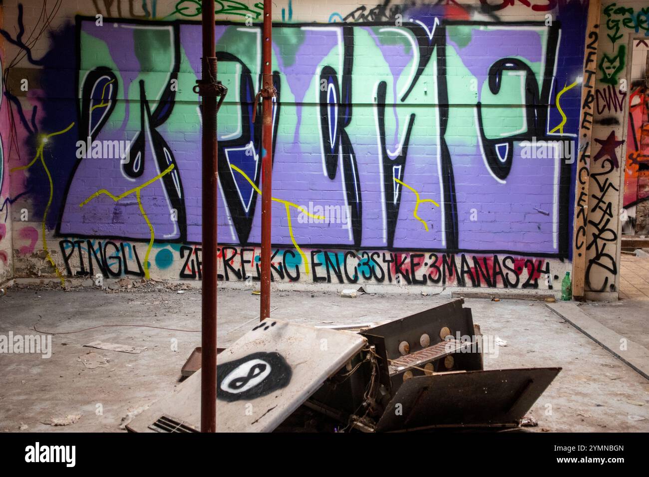 Yorkshire, Großbritannien: 31. Mai 2024 – das verlassene Castle College Sportgelände Umkleideräume steht vernachlässigt und mit Graffiti bedeckt Stockfoto