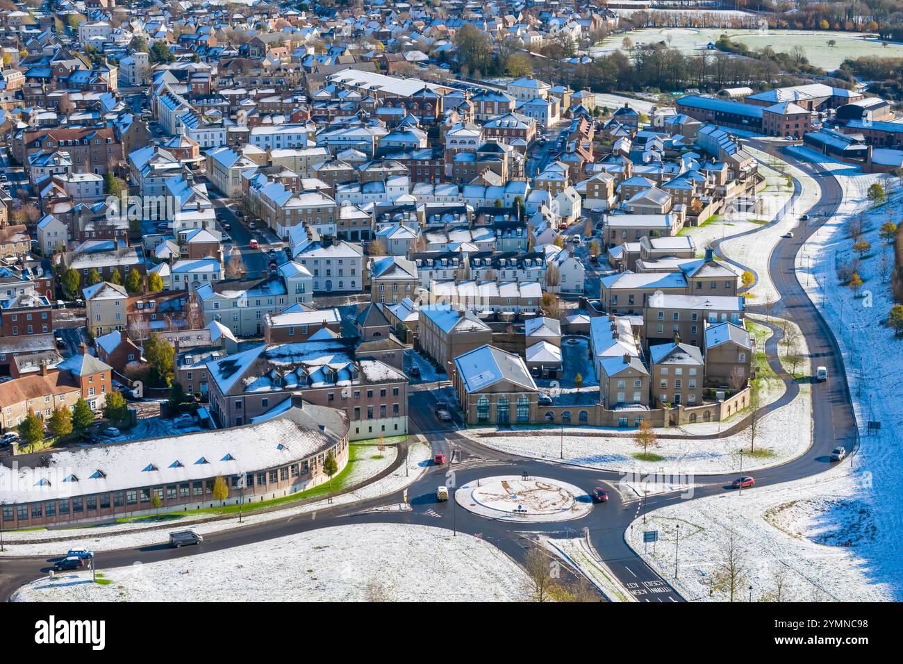 Poundbury, Dorchester, Dorset, Großbritannien. November 2024. Wetter in Großbritannien. Im Dorf Poundbury in Dorchester in Dorset liegt nach dem starken Schneefall gestern noch Schnee. Bildnachweis: Graham Hunt/Alamy Live News Stockfoto