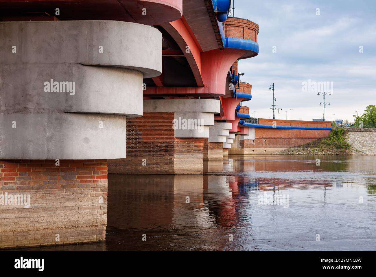 Massive Betonpfeiler der Brücke über den Fluss. Hochwertige Fotos Stockfoto