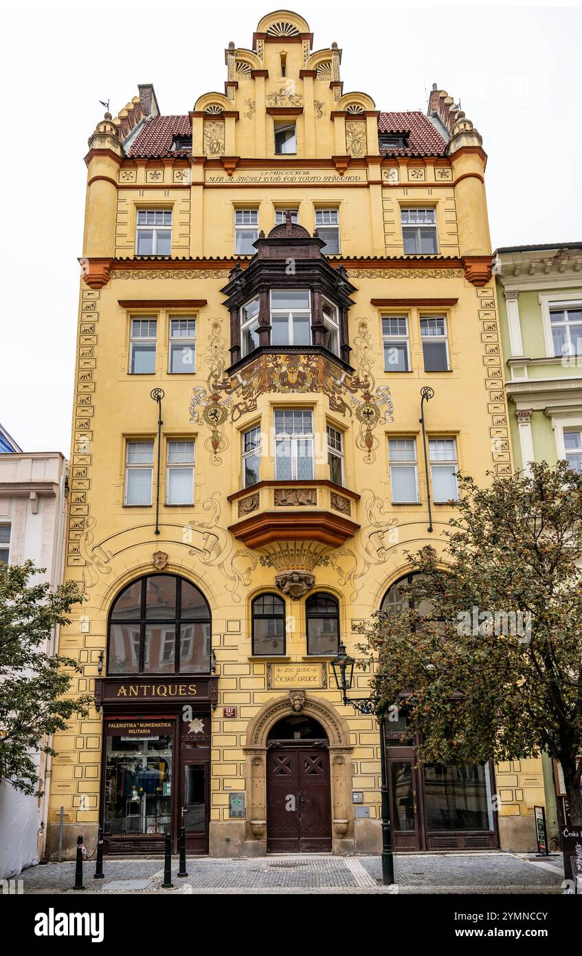 Gelbe Fassade des Hauses am tschechischen Adler (Dům U České orlice) mit Bogenfenstern in der Celetná Straße, Stare Mesto, Prager Stadtzentrum, Tschechien Stockfoto