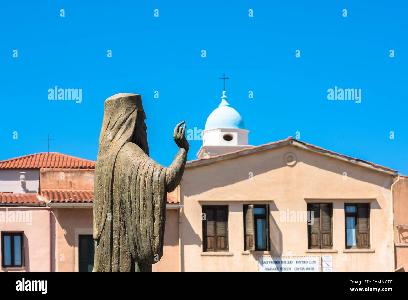 Griechische Kultur, Blick auf die Statue des Patriarchen Athenagoras vor der Skyline des Domplatzes in Chania (Hania), Kreta, Griechenland. Stockfoto