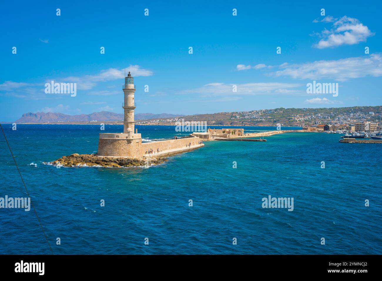 Die Nordküste Kretas, im Sommer Blick auf den gut erhaltenen alten venezianischen Leuchtturm und die Ufermauer in Chania (Hania), Nordwesten Kretas, Griechenland Stockfoto