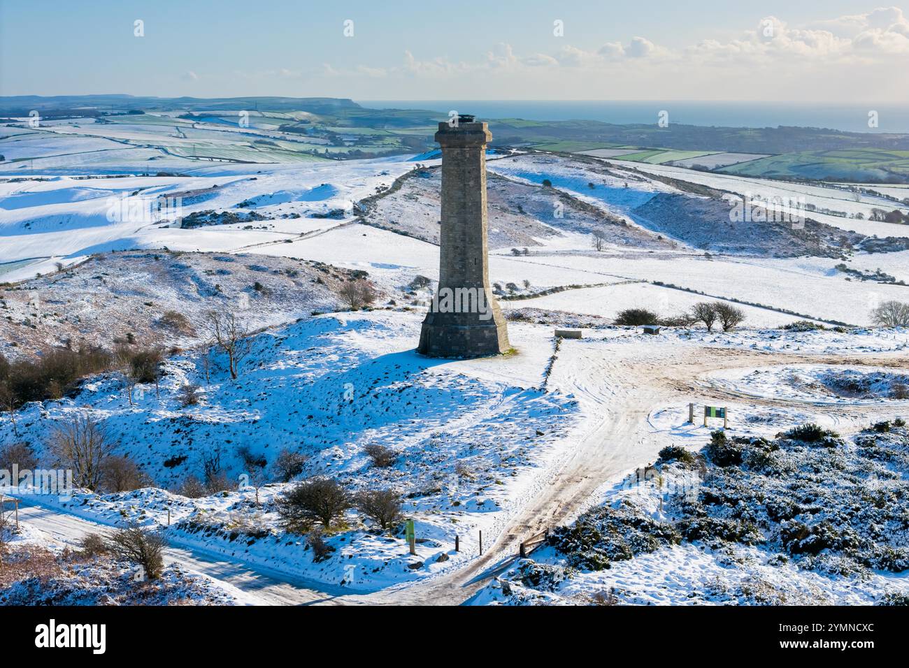 Hardy Monument, Portesham, Dorset, Großbritannien. November 2024. Wetter in Großbritannien. Am Hardy Monument in Portesham in Dorset liegt an einem kalten, sonnigen Morgen nach dem starken Schneefall von gestern noch Schnee. Das Denkmal wurde in Erinnerung an Vizeadmiral Sir Thomas Masterman Hardy errichtet, der Flaggenkapitän an Bord der HMS Victory in der Schlacht von Trafalgar war. Bildnachweis: Graham Hunt/Alamy Live News Stockfoto