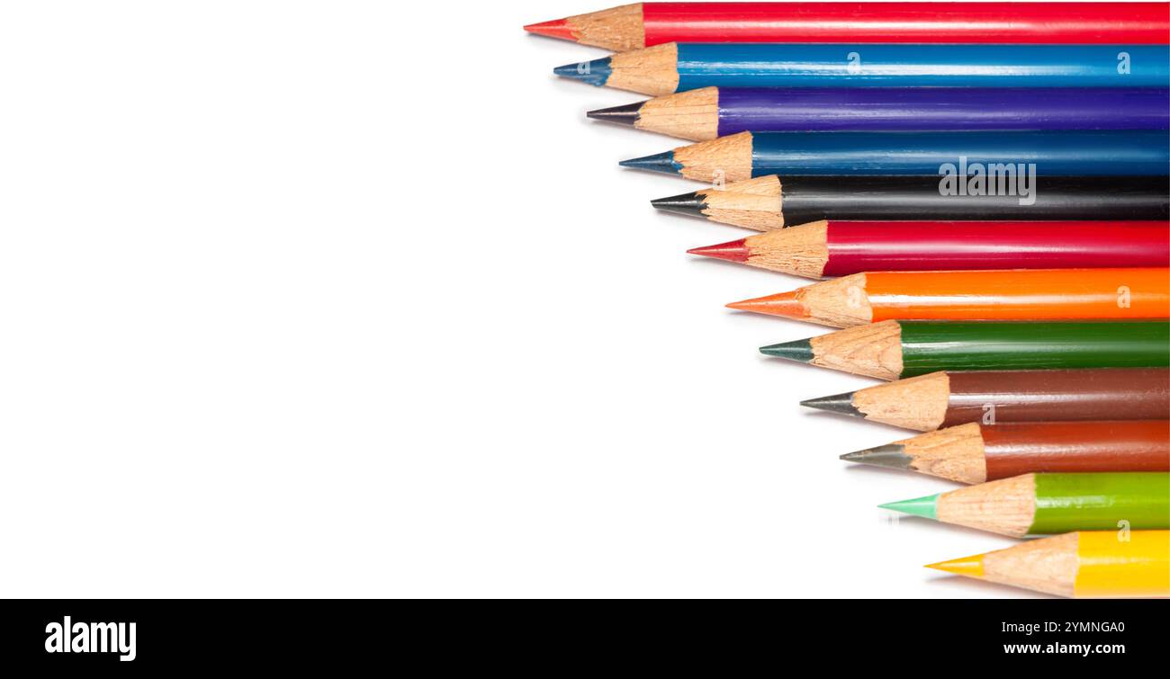 Zahlreiche Buntstifte in verschiedenen Farbtönen sind in einem kreativen Arrangement auf weißem Hintergrund angeordnet, ideal für künstlerische Aktivitäten und kreative Profis Stockfoto