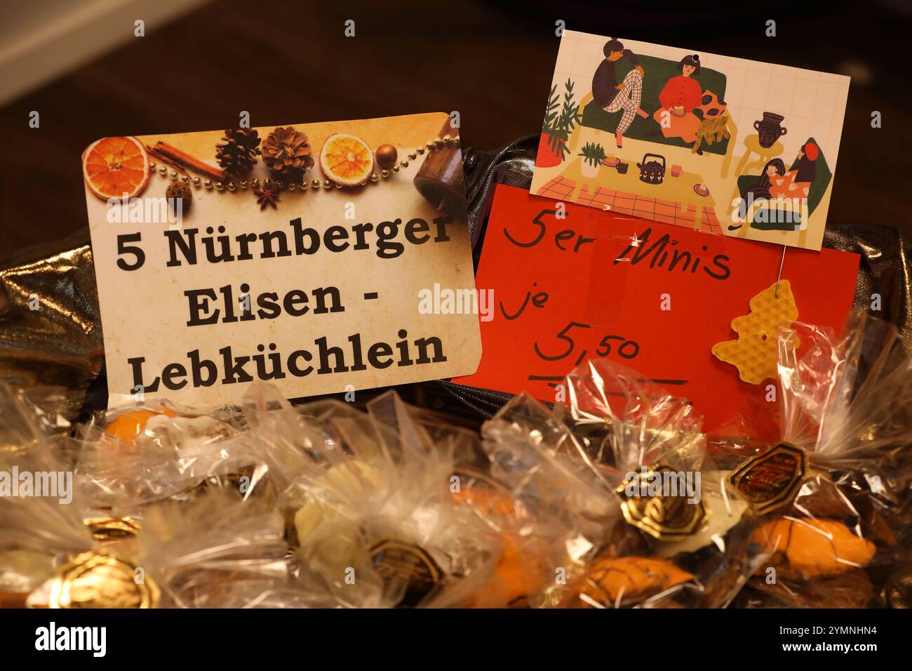 Großes Lebkuchenangebot zum Weihnachtsfest - Erlangen, Deutschland, DEU, DE, Deutschland, 31.10.2024: Erlangen: Weihnachtsimpressionen in der Vorweihnachtszeit stimmen auf das bevorstehende Weihnachtsfest ein. Div Leckereien weihnachlich dekoriert werden in einem Einzelhandelsgeschäft zum Verkauf angeboten. Werbeschilder: 5 Nürnberger Elisen-Lebküchlein - 5er Minis je 5,50 *** großes Lebkuchenangebot zu Weihnachten Erlangen, Deutschland, DEU, DE, Deutschland, 31 10 2024 Erlanger Weihnachtseindrücke in der Vorweihnachtszeit bringen Sie in Stimmung für das kommende Weihnachtsfest Div Delikatessen Deco Stockfoto