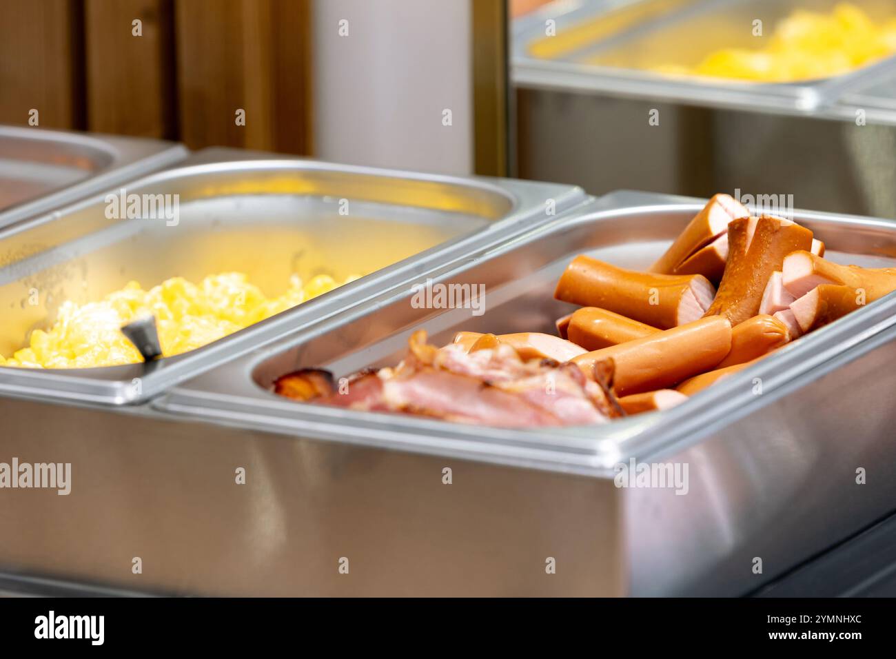 Abwechslungsreiches Frühstücksbuffet mit warmen Würstchen und Rührei Stockfoto