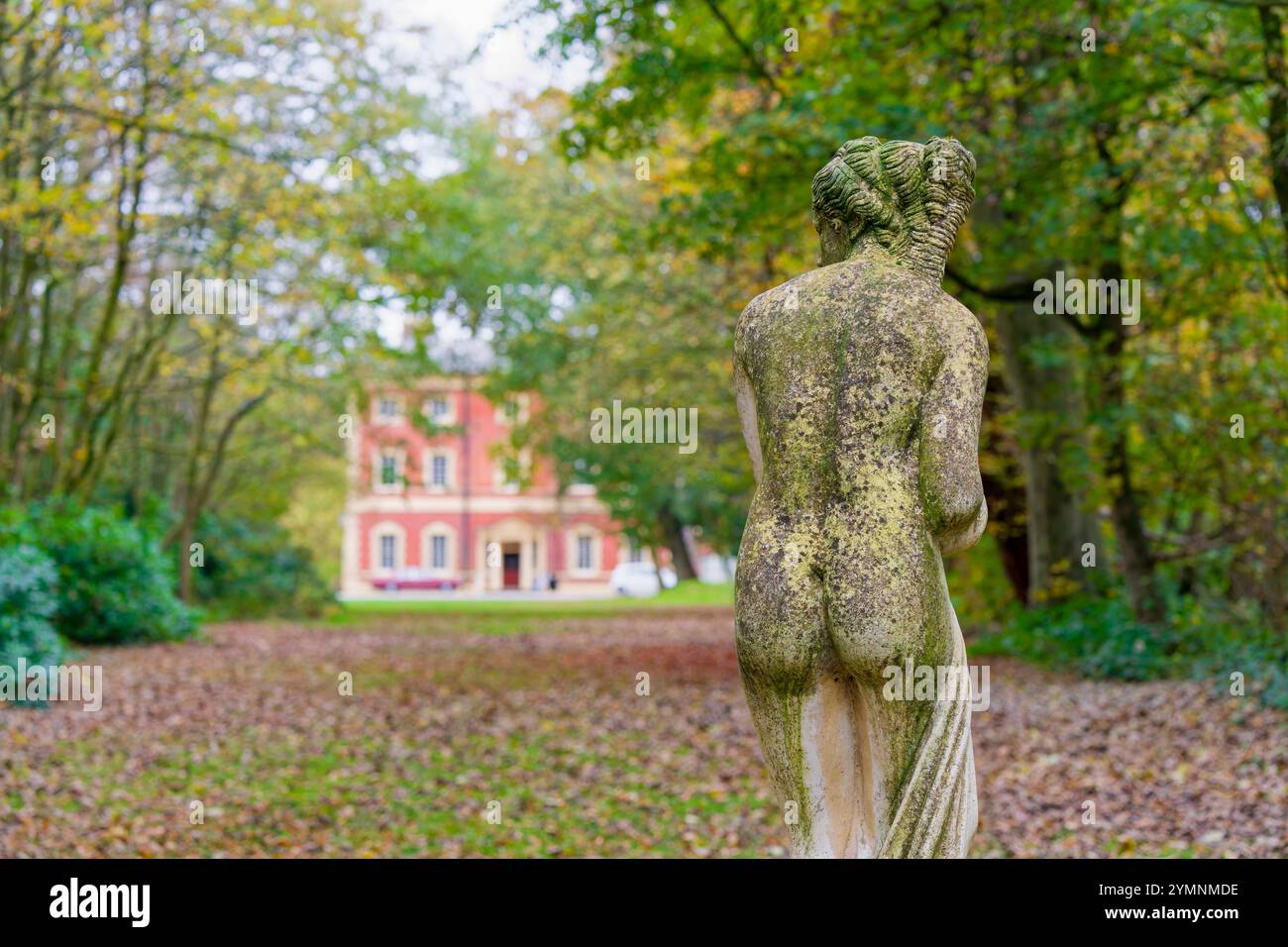 Eine Statue auf dem Gelände von Lytham Hall, einem Herrenhaus in Lytham, Lancashire, Großbritannien Stockfoto