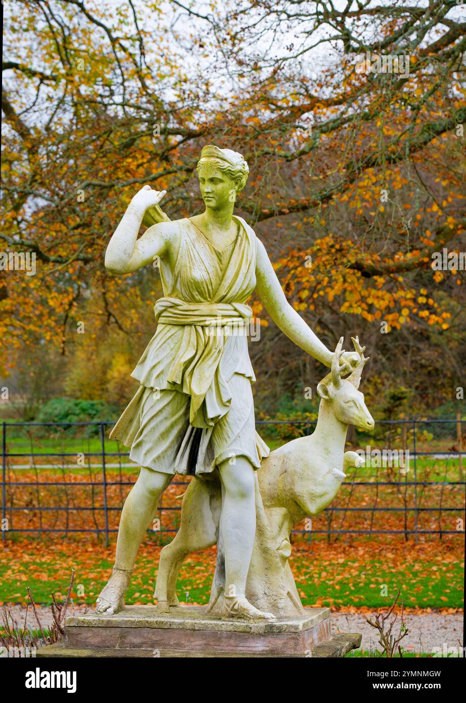 Eine Statue auf dem Gelände von Lytham Hall, einem Herrenhaus in Lytham, Lancashire, Großbritannien Stockfoto