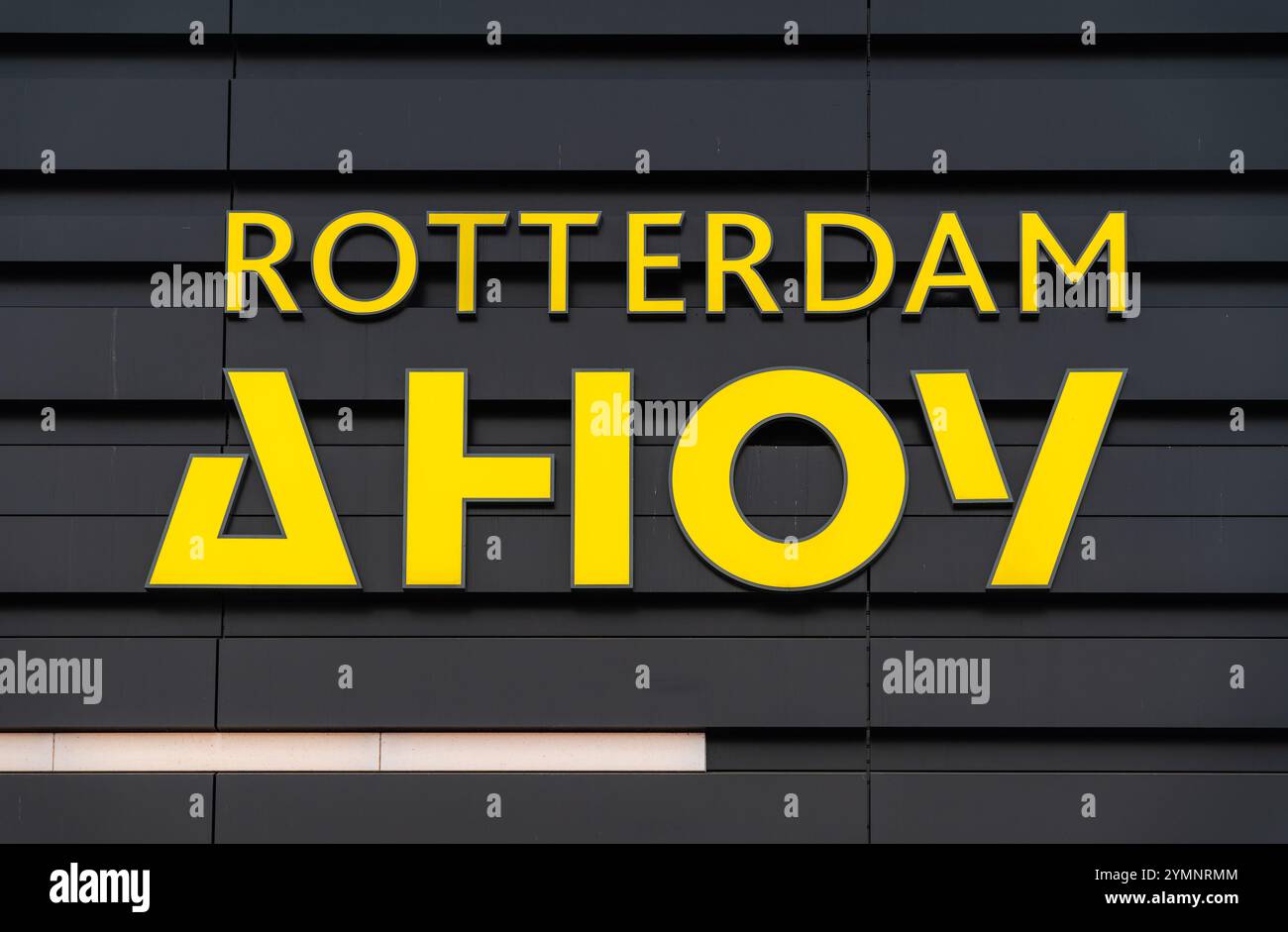 Rotterdam, Niederlande, 21.11.2024, Rotterdam Ahoy Convention Centre, Schild an der Außenfassade des Gebäudes Stockfoto
