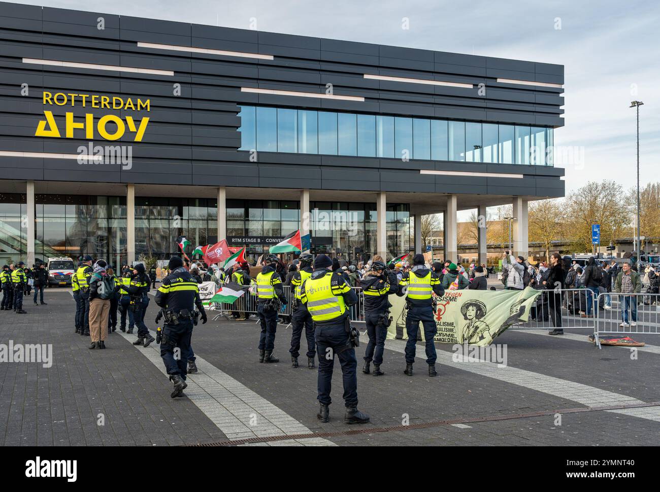 Rotterdam, Niederlande, 21.11.2024, Demonstranten Gegen Die Jährliche Waffenmesse Im Rotterdam Ahoy Convention Centre Stockfoto