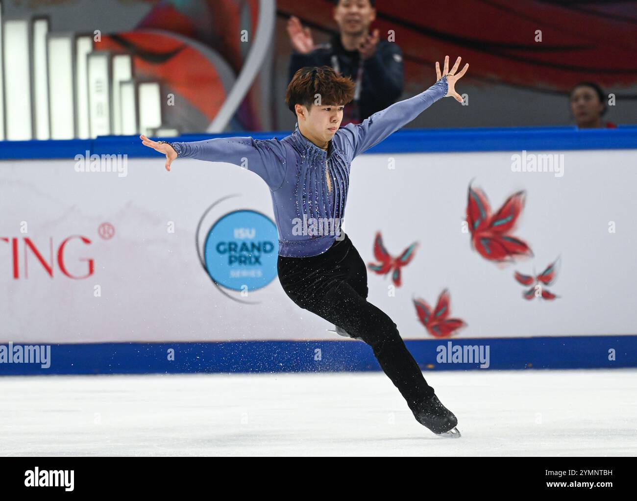 Chongqing. November 2024. Sato Shun aus Japan tritt während des Kurzprogramms für Männer beim ISU Grand Prix des Eiskunstlauf-Cups von China in der südwestchinesischen Gemeinde Chongqing am 22. November 2024 auf. Quelle: Zhang Ziyu/Xinhua/Alamy Live News Stockfoto