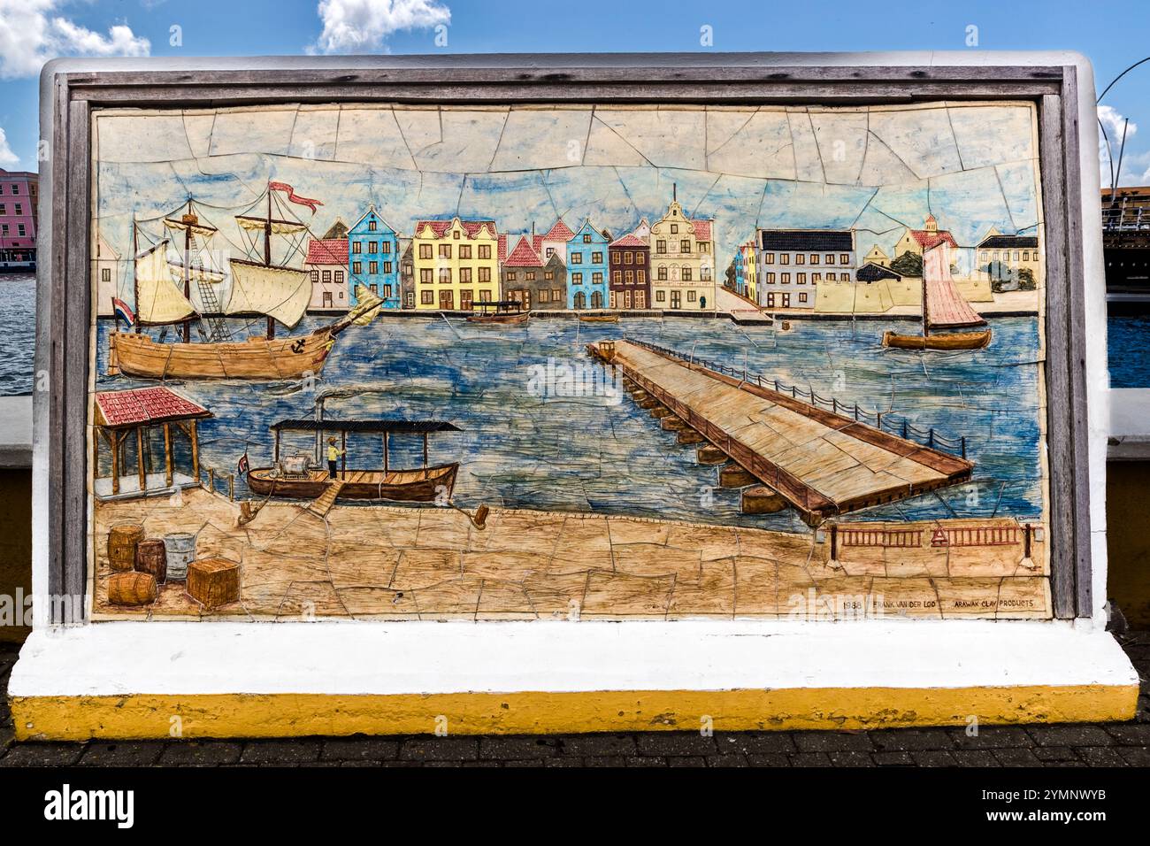 Die Queen-Emma-Pontoon-Brücke wurde nach Emma von Waldeck und Pyrmont benannt, die während ihres Baus Regentin der Niederlande war. Ein Gemälde auf der Bank zeigt die Schwingende alte Dame, wie sie ursprünglich aussah. De Rouvilleweg, Willemstad, Curacao, Kòrsou Stockfoto