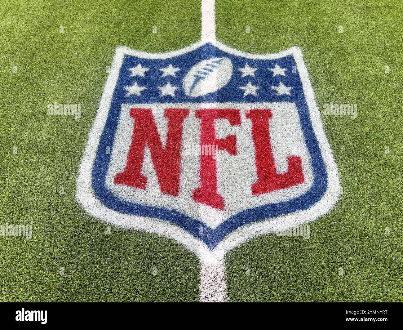 Ein NFL-Logo auf einem grünen Fußballfeld mit Kunstrasen in voller Farbe. Stockfoto
