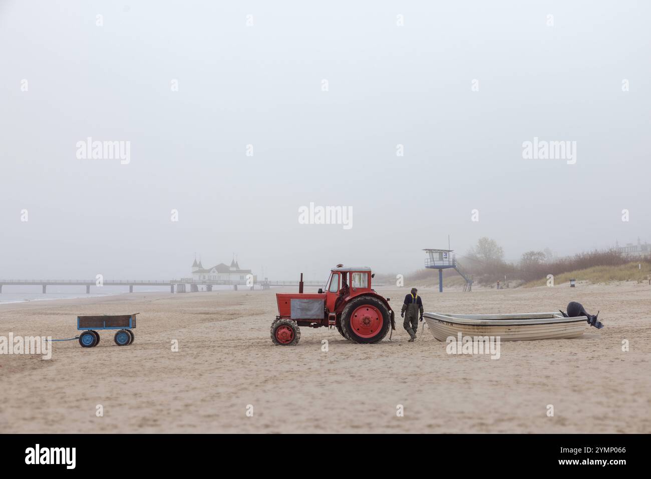 Europa Deutschland Mecklenburg-Vorpommern Usedom Ahlbeck Ostsee: Einer der letzten Fischer in Ahlbeck vor der Seebrücke auf der Halbinsel Usedom bei N Stockfoto