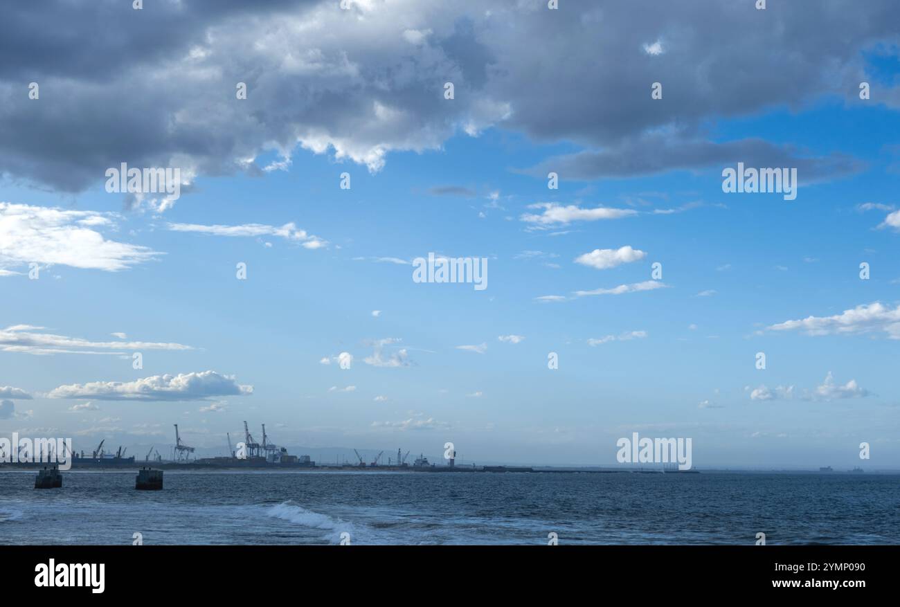 Port Elizabeth oder Gqeberha, Südafrika. Blick vom Hai Rock Pier, Meereswellen und wolkenblauem Himmel Stockfoto