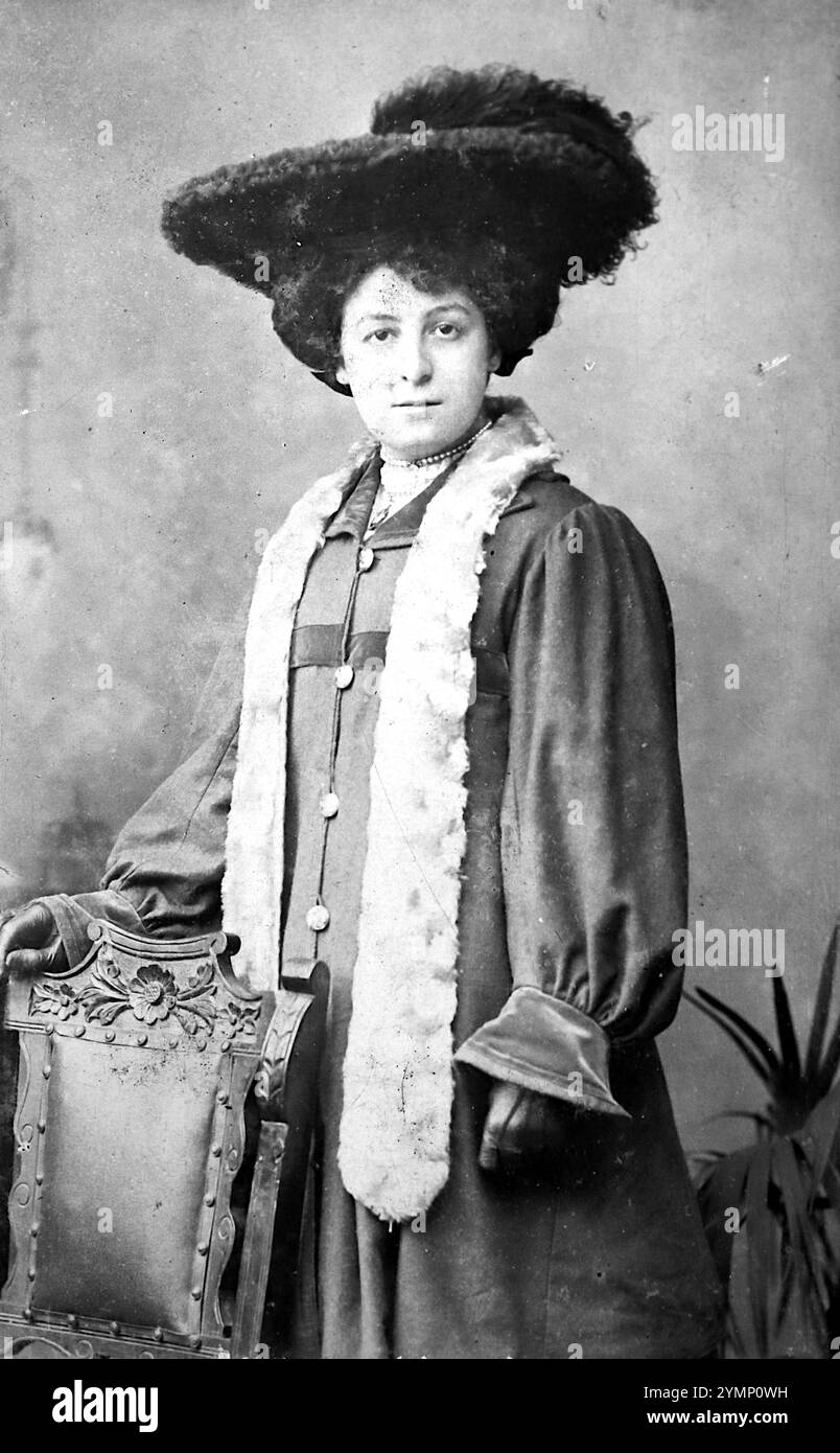 Eine Dame in einem Mantel mit einem Schal und einem schwarzen Hut. Von einer schwarz-weißen Carte de Visite von Park Studio, 18 Bishops Road, Cambridge Heath, Tower Hamlets, London. Stockfoto