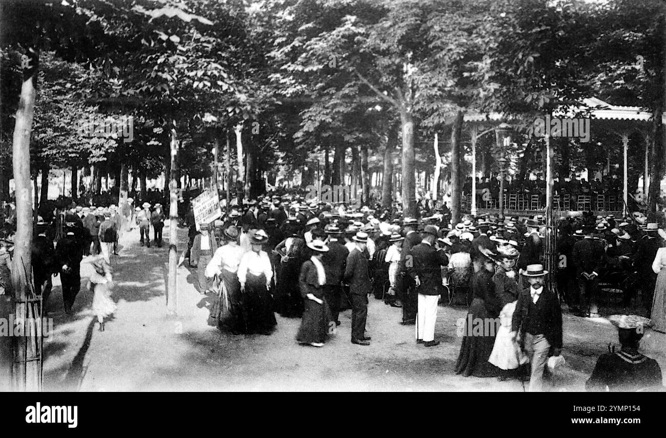 Frankreich, Sozialgeschichte. Foto von „La Place Bellecour a l'heure de la Musique“ in Lyon. Das ist eine Postkarte, undatiert, aber von Lévy Sons & Co, einem Pariser Unternehmen, das seit den 1890er Jahren Postkarten veröffentlicht hat Stockfoto