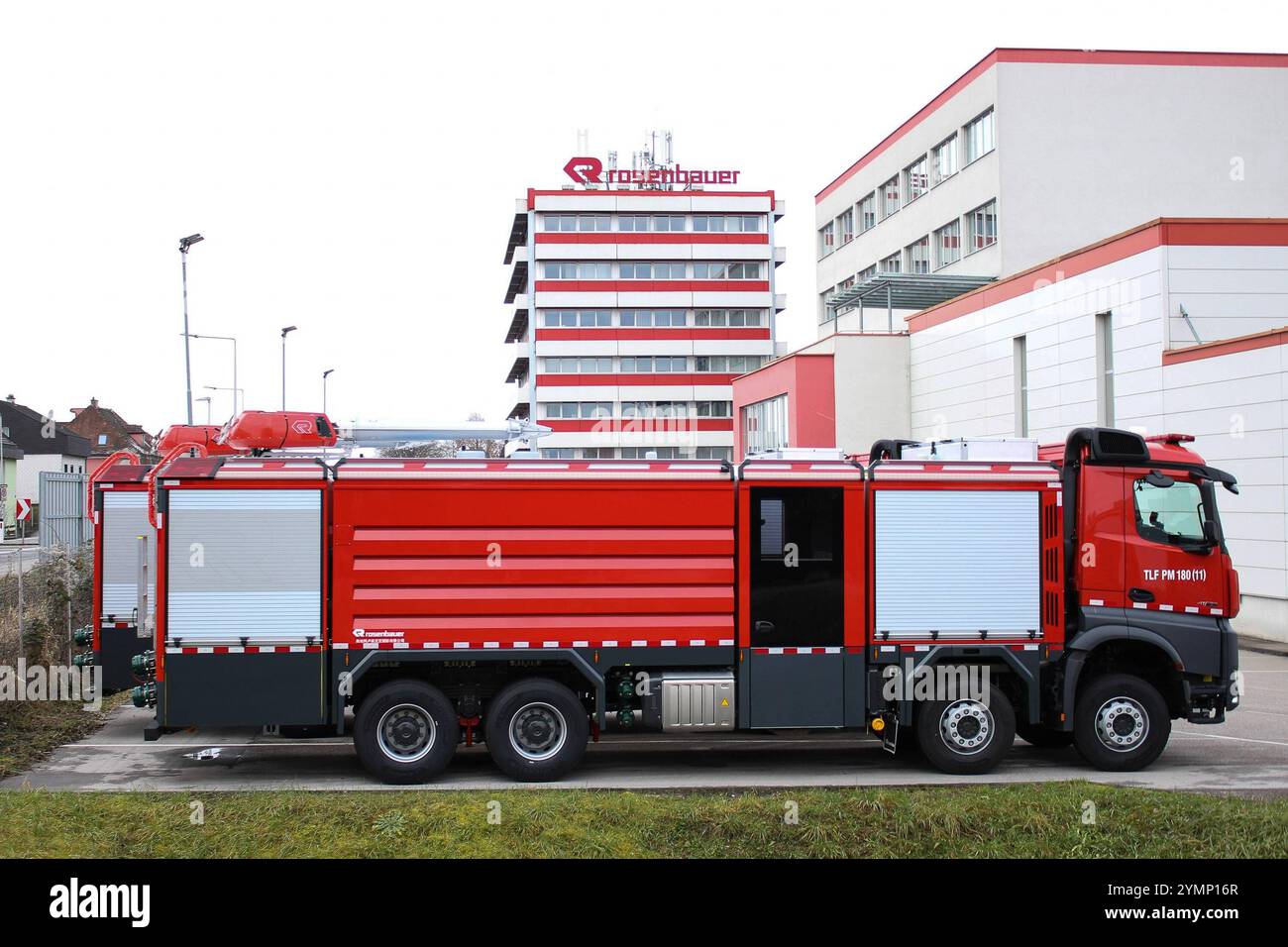 22.11.2024, Linz, AUT, unterwegs in Oberösterreich, Verschiedene Themenbilder, Themenbild, Symbolbild, im Bild Rosenbauer, Werk Leonding, Linz, Österreich, Sonderfahrzeuge für Industrie- und Berufsfeuerwehren sowie Löschsysteme und Ausrüstung, Feuerwehr, Feuerwehrauto, *** 22 11 2024, Linz, AUT, auf der Straße in Oberösterreich, diverse Themenbilder, Themenbild, Symbolbild, im Bild Rosenbauer, Leonding Werk, Linz, Österreich, Sonderfahrzeuge für Industrie- und Berufsfeuerwehr sowie Löschanlagen und -Ausrüstung, Feuerwehr, Löschfahrzeug, Stockfoto