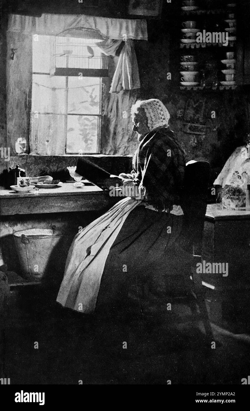 Eine Dame liest, in einem der Cottages in Swanston, Edinburgh, Schottland, 1870. Aus einer Auswahl von Tipped-in-Fotografien über das Leben des viktorianischen Schriftstellers Robert Louis Stevenson, veröffentlicht von T.N. Foulis im Jahr 1912. Die Bildqualität ist sehr unterschiedlich. Sie wurden etwa 18 Jahre nach Stevensons Tod veröffentlicht. Stockfoto