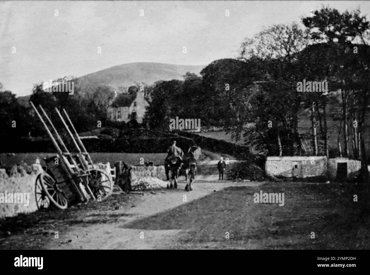 Eine Landschaft, die das Farmhaus und den Handwagen zeigt: Das Farmhaus von Swanston, Edinburgh, Schottland. Aus einer Auswahl von Tipped-in-Fotografien über das Leben des viktorianischen Schriftstellers Robert Louis Stevenson, veröffentlicht von T.N. Foulis im Jahr 1912. Die Bildqualität ist sehr unterschiedlich. Sie wurden etwa 18 Jahre nach Stevensons Tod veröffentlicht. Stockfoto