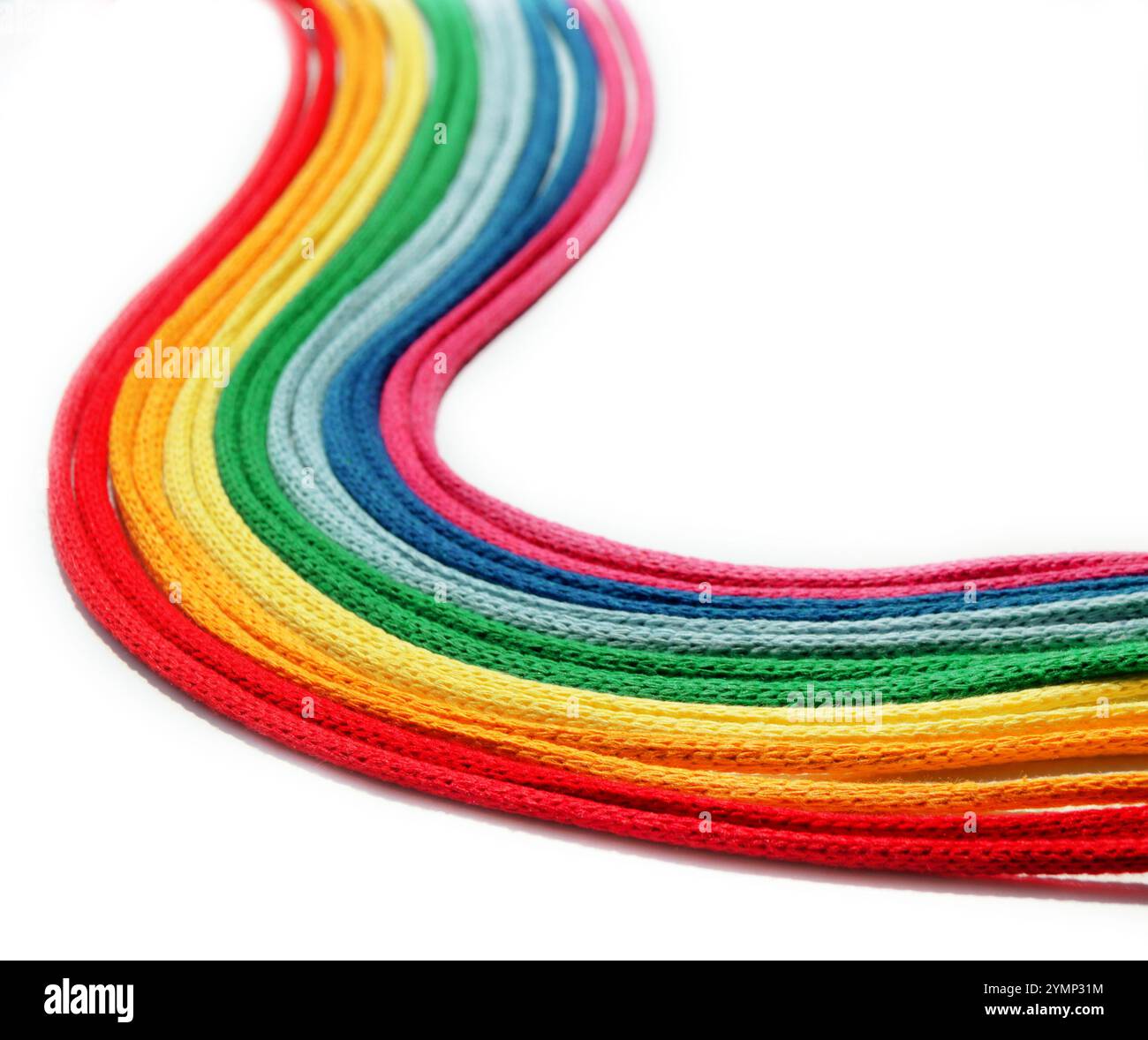 Türkisches Garn. Eine bunte Palette von mehrfarbigen Baumwollfäden für Makramee. Stockfoto