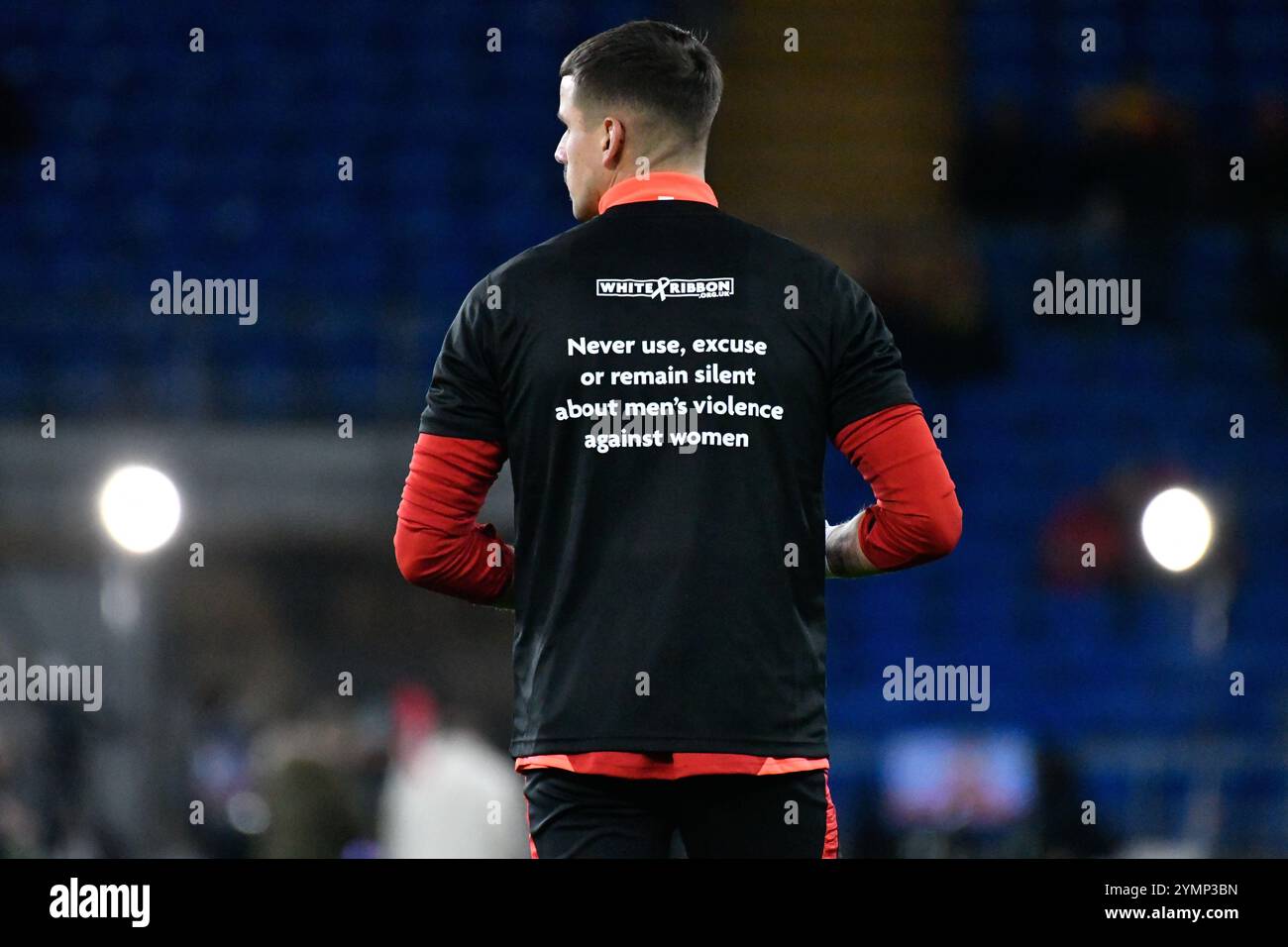 Cardiff, Wales. 19. November 2024. Torhüter Karl Darlow aus Wales und andere walisische Spieler zeigen ihre Unterstützung für die White Ribbon Kampagne und tragen T-Shirts mit dem Versprechen White Ribbon: Òto benutze niemals, entschuldige oder bleibe still über menÕs Gewalt gegen womenÓ während des Vorspiels vor dem Spiel der UEFA Nations League 2024/25 League B Gruppe B4 zwischen Wales und Island im Cardiff City Stadium in Wales, Großbritannien am 19. November 2024. Quelle: Duncan Thomas/Majestic Media. Stockfoto