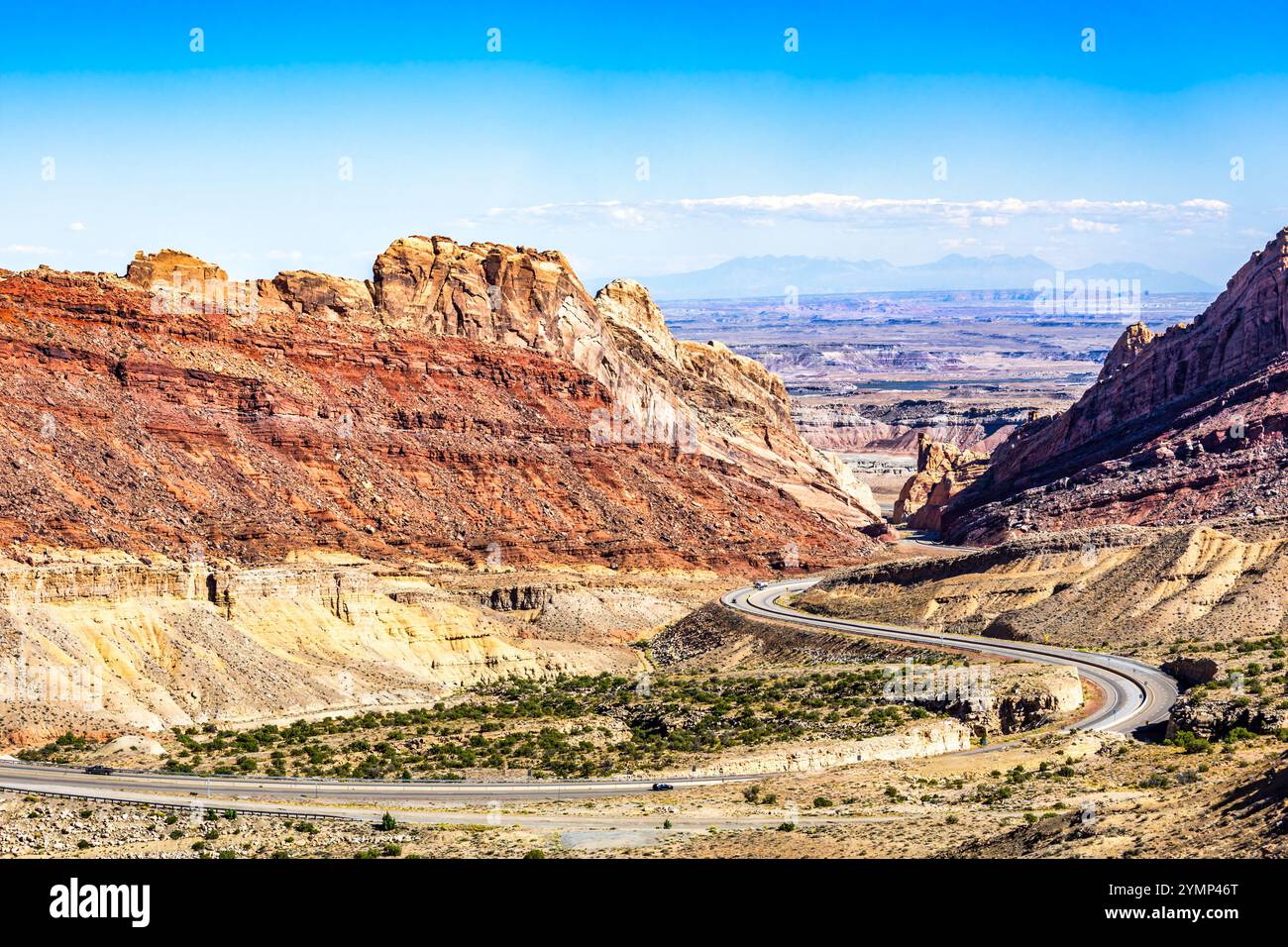 Die Interstate I-70 führt durch den Spotted Wolf Canyon in Utah Stockfoto
