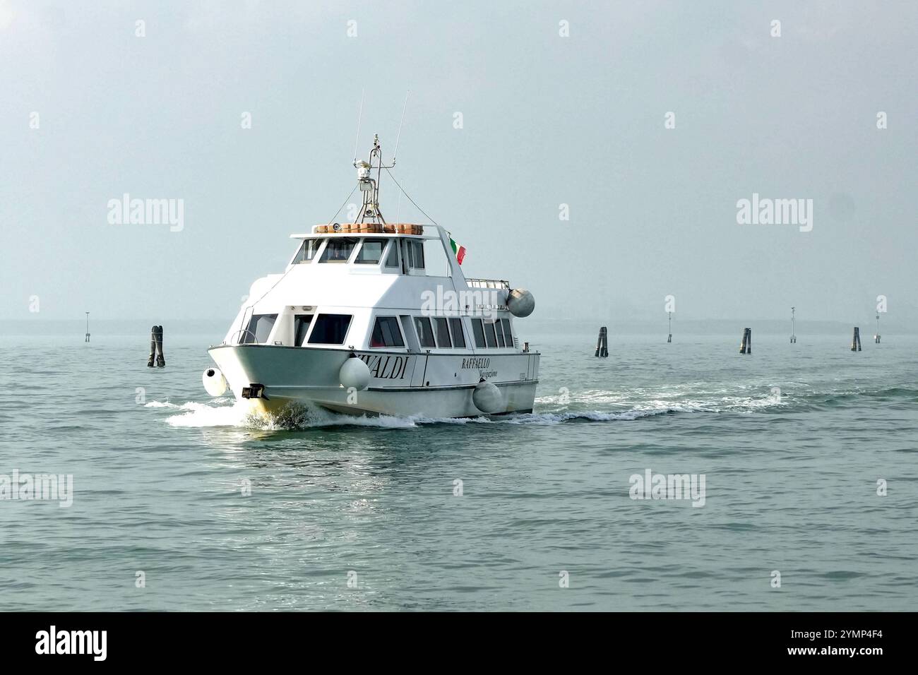 Fan Kreuzfahrt 30 Jahre die jungen Zillertaler. Von Venedig ueber Dubrovnil, Kotor, Korfu Zakynthos, Bari zurueck. Motorschiff Raffaello Navigazione in der Lagune von Venedig - Schiff im Meer Fan Kreuzfahrt 30 Jahre die jungen Zillertaler. Von Venedig ueber Dubrovnil, Kotor, Korfu Zakynthos, Bari zurueck. Adria, Venedig, MSC Armonia, 10.11.2024 *** Fan Cruise 30 Jahre der junge Zillertaler von Venedig über Dubrovnil, Kotor, Korfu Zakynthos, Bari zurück Motorschiff Raffaello Navigazione in der Lagune von Venedig Schiff im Meer Fan Cruise 30 Jahre der junge Zillertaler von Venedig über Dubrovnil, Koto Stockfoto