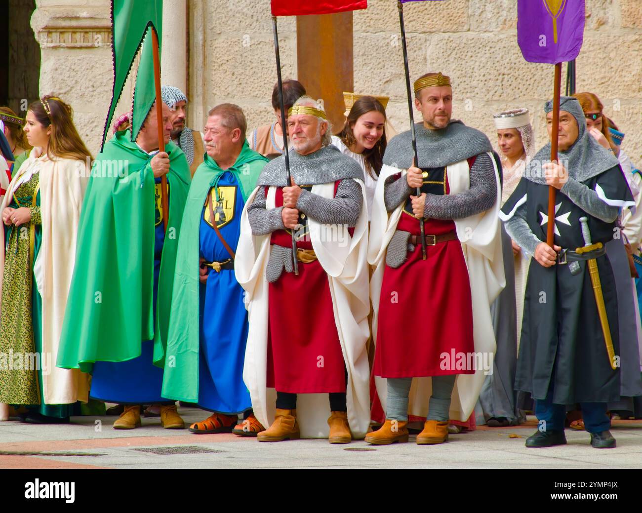 Die Teilnehmer der El Cid Partys Parade in traditionellen mittelalterlichen Kostümen vor dem Stadttor St. Marienbogen Burgos Castile und Leon Spanien Stockfoto