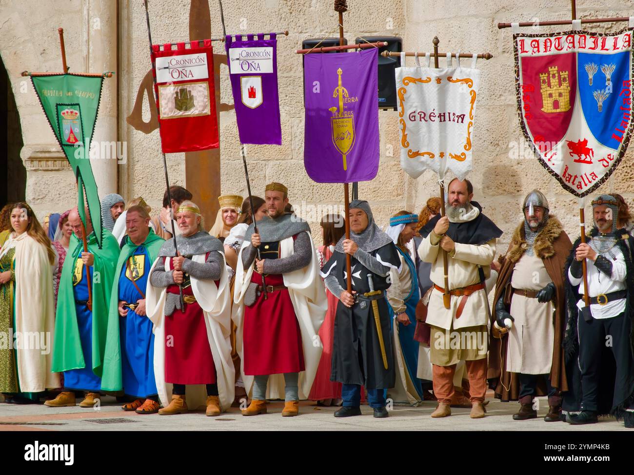 Die Teilnehmer der El Cid Partys Parade in traditionellen mittelalterlichen Kostümen vor dem Stadttor St. Marienbogen Burgos Castile und Leon Spanien Stockfoto