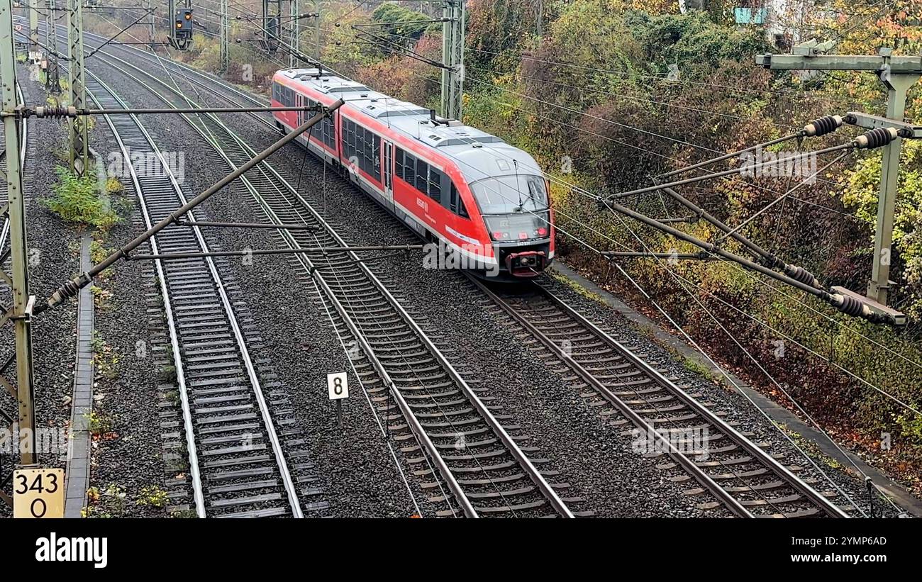 Eisenbahnverkehr in Kassel. RegionalExpress Zug der Deutschen Bahn, DB Regio Südost, RE2 Erfurt - Kassel-Wilhelmshöhe. Ein Dieseltriebwagen des Typs Desiro Classic von Siemens Mobility BR 642. DEU, Deutschland, Hessen, Kassel, 29.10.2024 *** Eisenbahnverkehr in Kassel Regional-Schnellzug der Deutschen Bahn, DB Regio Südost, RE2 Erfurt Kassel Wilhelmshöhe Ein Dieseltriebwagen des Typs Desiro Classic von Siemens Mobility BR 642 DEU, Deutschland, Hessen, Kassel, 29 10 2024 wird eingesetzt Stockfoto