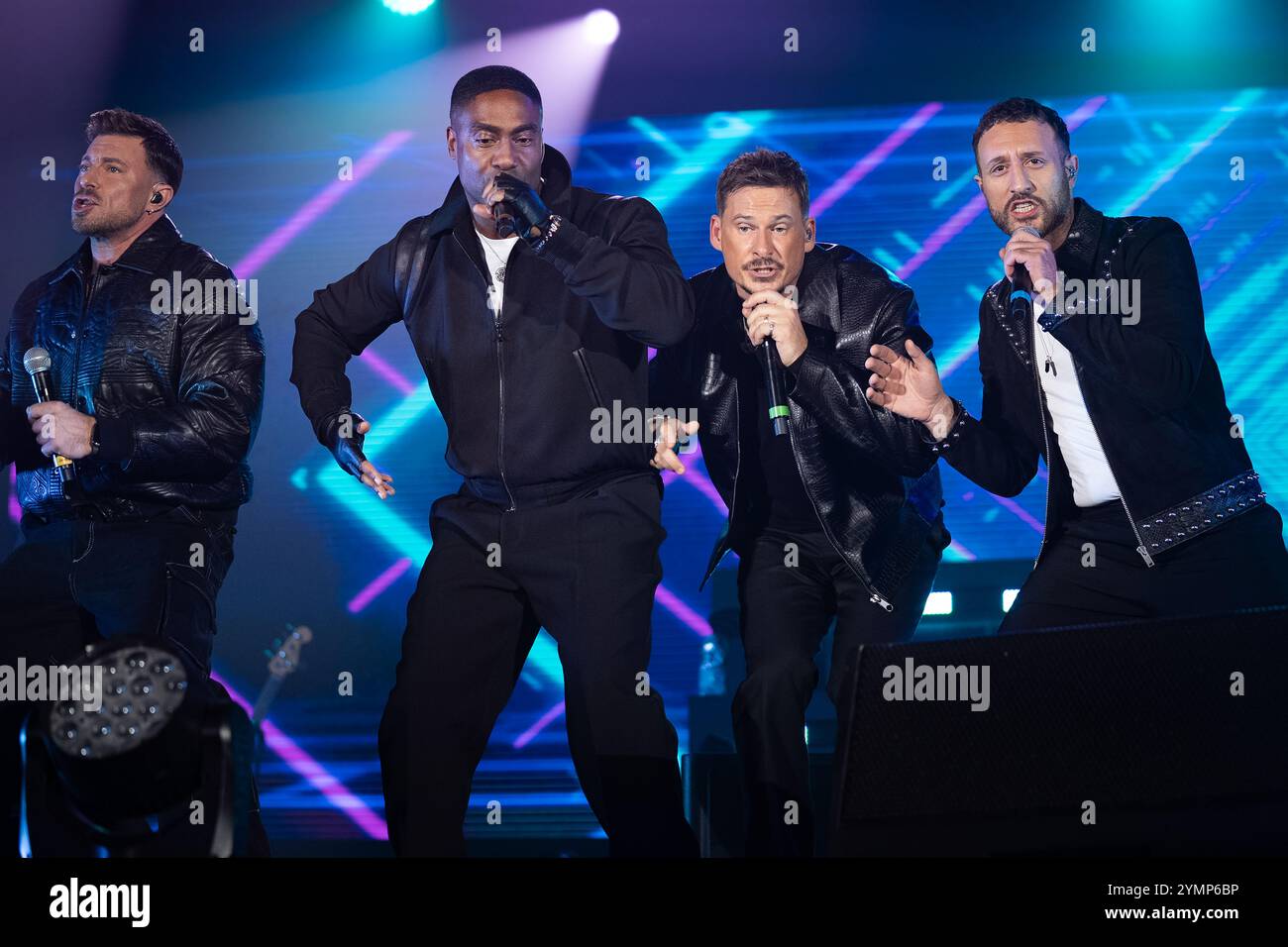 Neapel, Italien. November 2024. (Von links nach rechts) Duncan James, Simon Webbe, Lee Ryan und Antony Costa of Blue treten live im Palapartenope in Neapel auf. (Foto: Andrea Gulí/SOPA Images/SIPA USA) Credit: SIPA USA/Alamy Live News Stockfoto