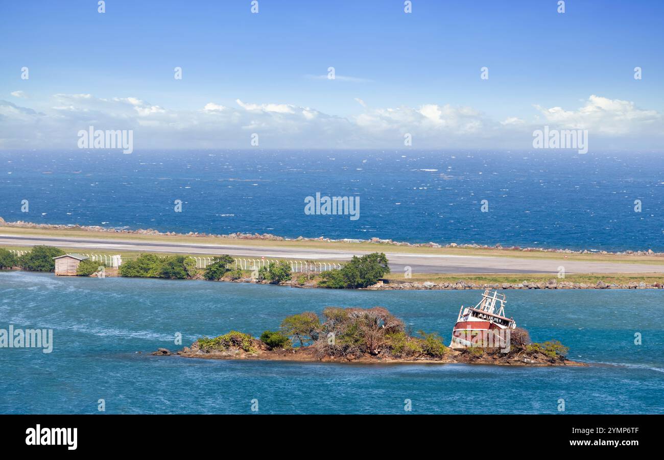 Roatan Hafen mit seinem wunderschönen Wasser und kleinen Inseln, die man morgens von einem Kreuzfahrtschiff mit Wolken am Horizont aus sehen kann Stockfoto