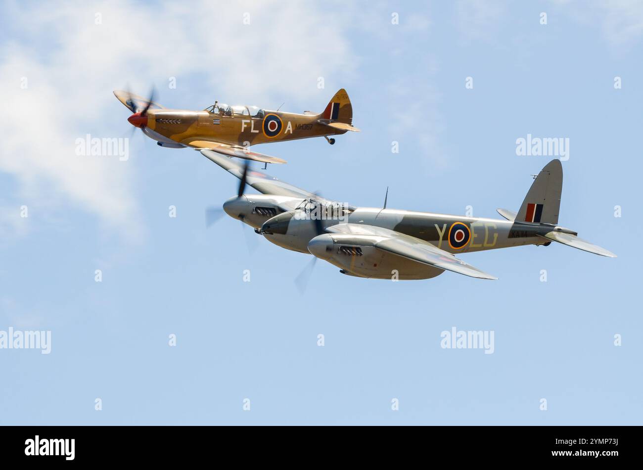 De Havilland Mosquito Kampfflugzeug aus dem Zweiten Weltkrieg fliegt mit einem Supermarine Spitfire. Klassische Royal Air Force 2 Kampfflugzeuge aus dem Zweiten Weltkrieg Stockfoto