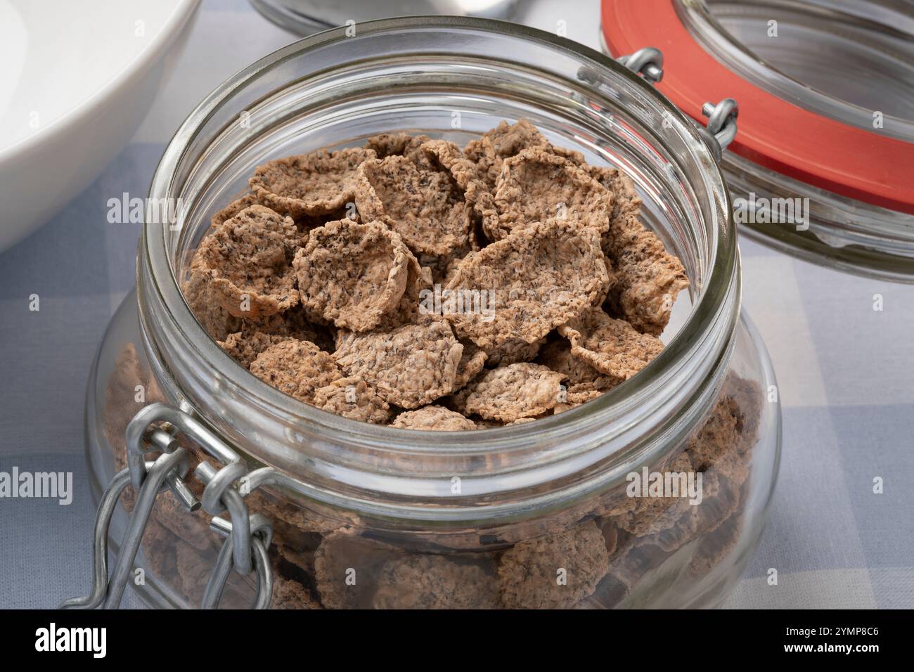 Glasschale mit getrockneten braunen Buchweizenflocken zum Frühstück in Nahaufnahme Stockfoto