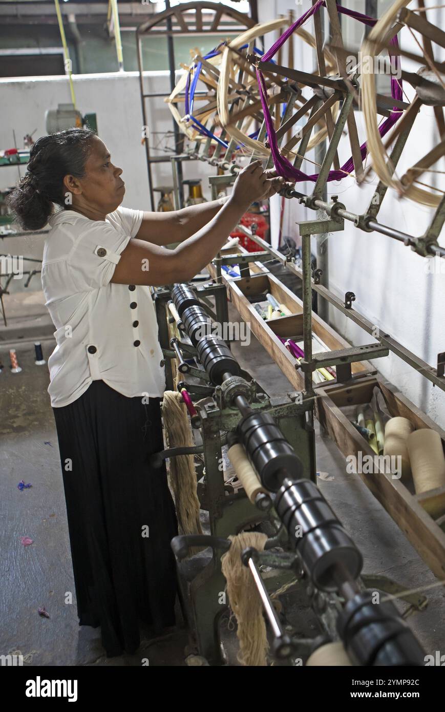 Sri-lankische Frau in einer Weberei, Selyn Textiles, Kurunegala, Nordwestprovinz, Sri Lanka, Asien Stockfoto