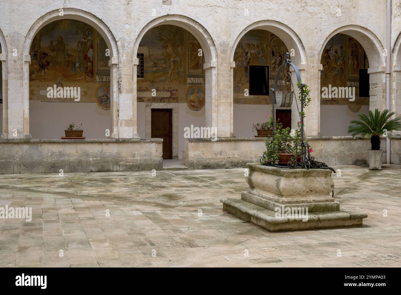 Kreuzgang der Basilika Santa Caterina d'Alessandria, Franziskanerkirche, Galatina, Provinz Lecce, Apulien, Italien, Europa Stockfoto