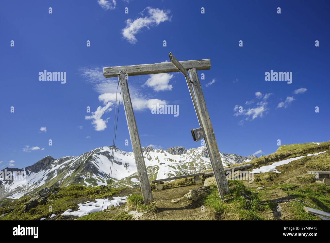 Teil der Kunstaktion Oeffne die Tuer für eine andere Welt, Porta Alpinae am Zeigersattel, dahinter das Nebelhorn, 2224 m, Allgäuer Alpen, Bavar Stockfoto