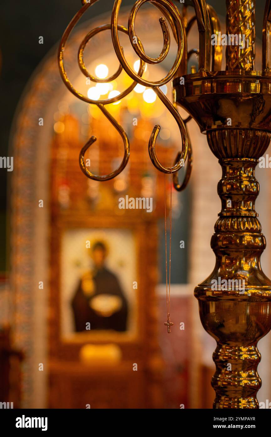 Taufkleidung in einer Kirche Stockfoto