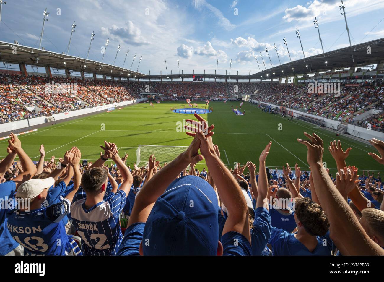 LUBIN, POLEN - 17. AUGUST 2024: Fußballspiel PKO Ekstraklasa zwischen KGHM Zaglebie Lubin und Lech Poznan. Die Anhänger von Lech werden angefeuert. Stockfoto